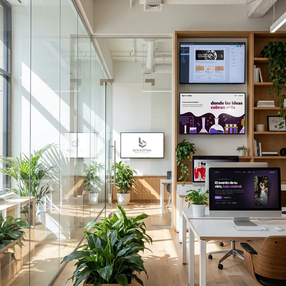 La oficina de Brickell Lab: pantallas con proyectos del estudio, escritorios y plantas